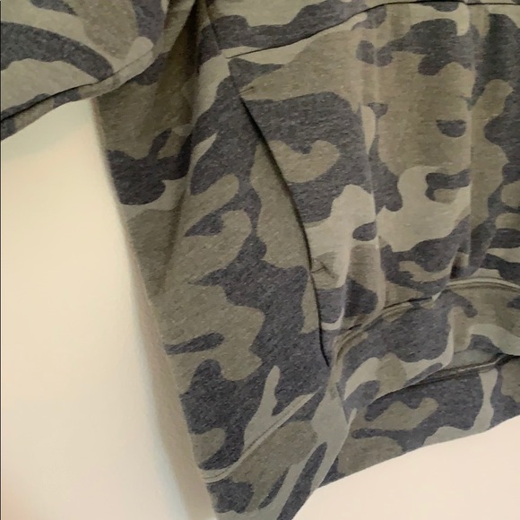 Oversized Heathered Camo Sweatshirt - Picture 2 of 8